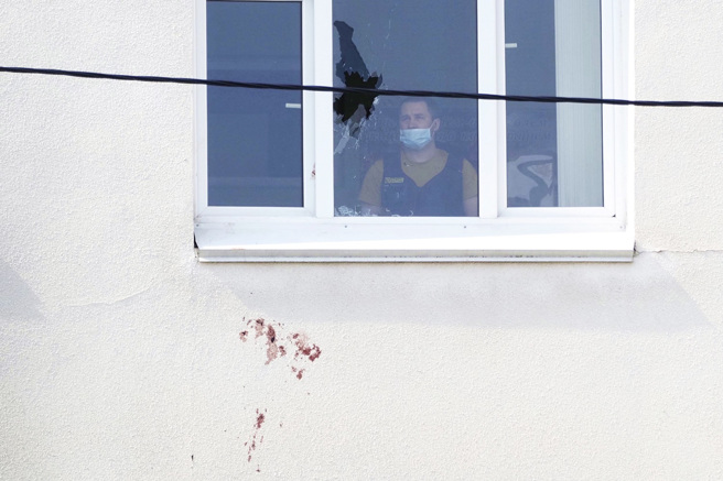 俄罗斯西部城市伊热夫斯克（Izhevsk）「第88学校」26日发生枪击，至少造成13人死亡、多人受伤。图为2021年喀山校园枪击事件资料照。（资料照／美联社）