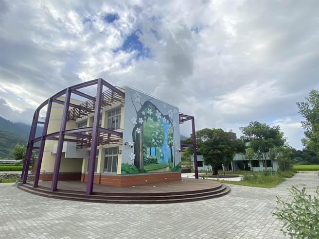 关山镇公所将閒置数十年的蚕业改良场台东工作站前栋改为客庄生活传艺中心，今年预计再拆除后方2栋建筑物。（蔡旻妤摄）