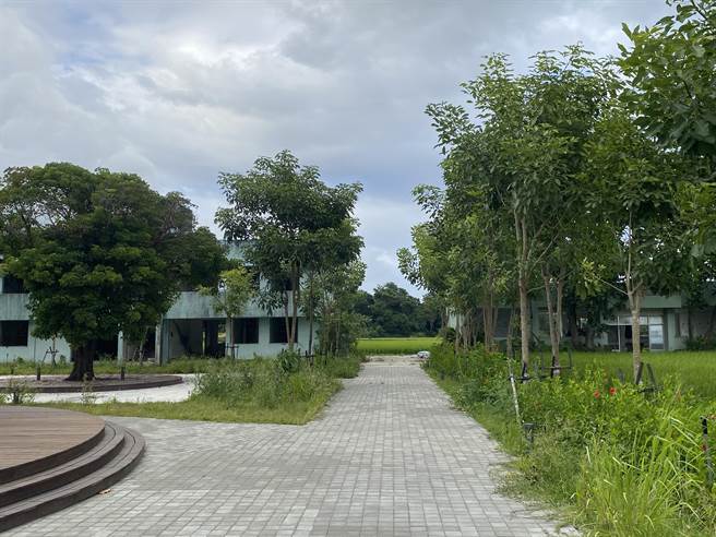 关山镇公所将閒置数十年的蚕业改良场台东工作站前栋改为客庄生活传艺中心，今年预计再拆除后方2栋建筑物。（蔡旻妤摄）