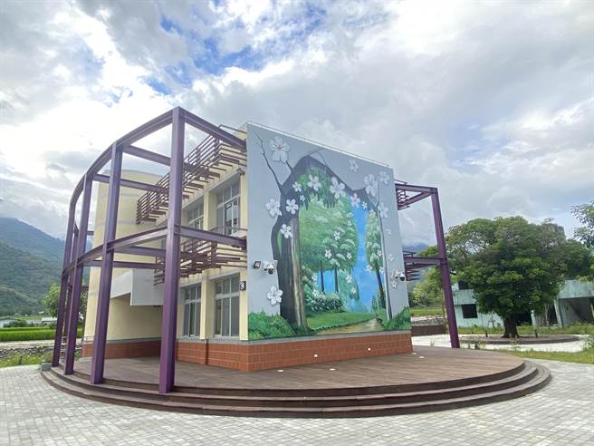 关山镇公所将閒置数十年的蚕业改良场台东工作站前栋改为客庄生活传艺中心，今年预计再拆除后方2栋建筑物。（蔡旻妤摄）