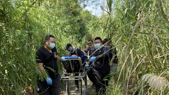 现场人员以人力运出，再由东山救护车载送至柳营奇美医院治疗。（读者提供／张毓翎台南传真）