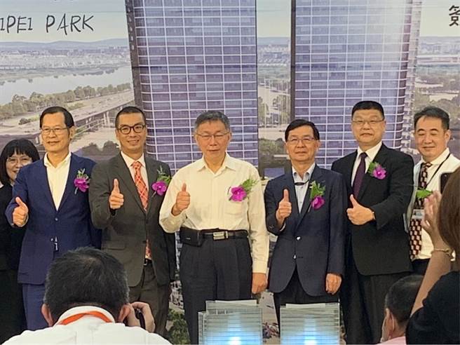 台北市长柯文哲下午赴台北车站特定专用区E1E2公办都更案签约典礼后接受媒体联访。（黄婉婷摄）