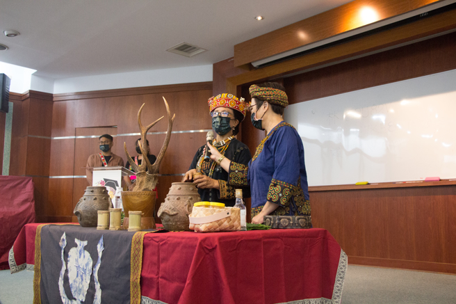 屏东县春日乡古华部落马芳兰祭师以排湾族的传统祈福仪式，藉祖灵的庇佑，让大一新生在大学四年的学习可获得最大的养分。(照片/义守大学提供)。
