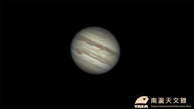 今天晚上8時許，南灜天文館將透過天文望遠鏡直播「木星衝」。（南灜天文館提供／李俊淇台南傳真）