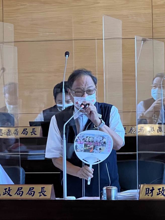 台中市民政局长吴世玮表示，市府发放的防疫扇上印制有防疫人员的照片、告诉民眾保持社交距离等。(林欣仪摄)