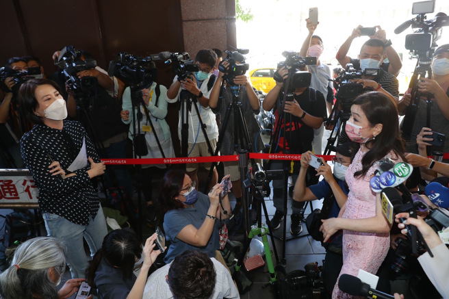 资深媒体人周玉蔻（右）与国民党台北市议员王鸿薇（左）在北检门口为了张淑娟大吵。（季志翔摄）