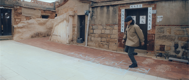 流氓阿德为金门县金沙镇人，以金门人吃苦耐劳，不被命运打败的硬颈骨气为灵感创作原乡歌曲「我心所向的所在」（图／金门县政府提供）