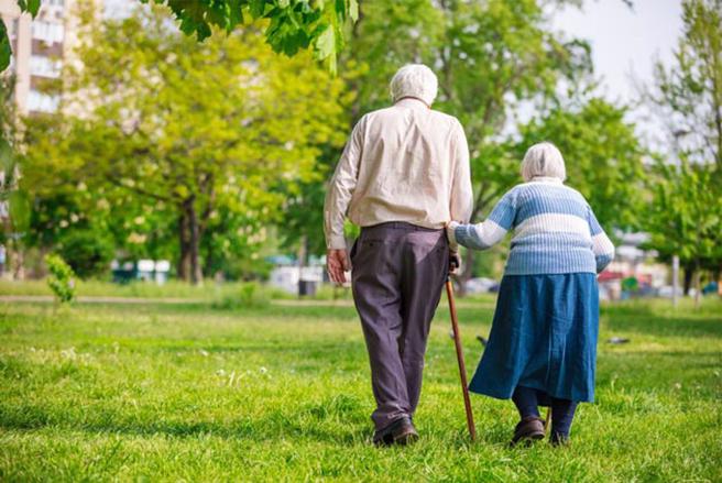 可以一起携手度过一辈子才是最幸福的事。（图／shutterstock）