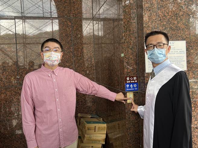 基隆市长参选人谢国梁质疑对手蔡适应阵营，屡次释放民调假消息，26日至基隆地方法院按铃申告。（陈彩玲摄）