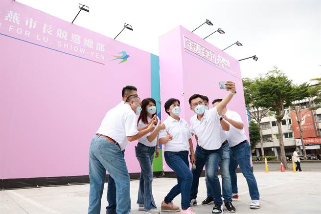 在卢秀燕竞选总部7位总干事共同带领下，卢秀燕位于大里区的竞总26日开箱。(卢秀燕竞总提供)