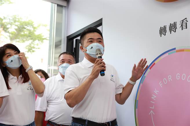 前立委顏宽恒介绍竞总内的「转动台中」轮盘，以九大政绩搭配色块营造互动趣味，邀民眾来转转看。(卢秀燕竞总提供)