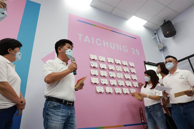 市议员陈政显说，卢秀燕竞总内的大会议室墙面放着29区有感政绩明信片，凸显区区升级。(卢秀燕竞总提供)