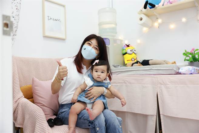 市议员吴琼华表示，哺乳室配备齐全，包含安抚玩偶、尿布台与洗手台，方便爸爸妈妈就近照顾婴幼儿。(卢秀燕竞总提供)