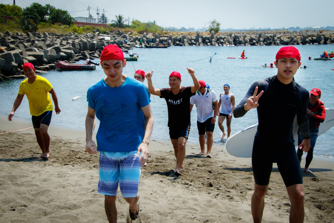 高科大开放水域安全议题结合师资培育课程安排包括环境评估、25公尺蛙式测试、自救技能分组教学，还有SUP板分组竞赛，师资生们顶着烈日在海上上课。(照片/高科大提供)