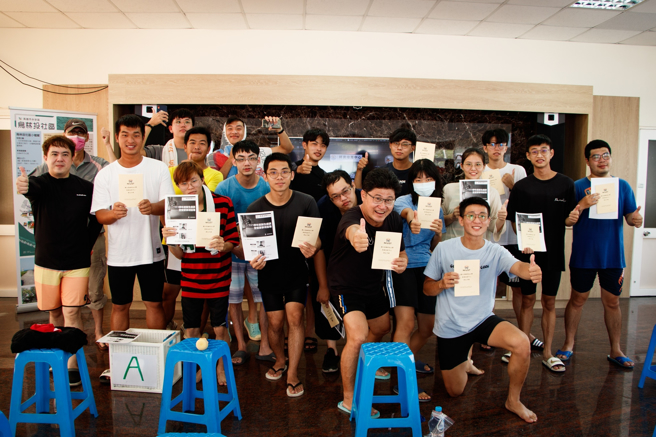 由于高科大拥有丰沛的产业教育能量，在110学年度获教育部核定成立师资培育中心，为国内技术型高中充实专业教师资源。在高科大师资培育中心成立满一周年、迈入第二年之际，中心主任吴俊宪教授(前排右2)24日带领修习教育学程的师资生体验开放水域安全课程，这也是高科大师培中心有别于他校师资课程，独具特色之处。(照片/高科大提供)