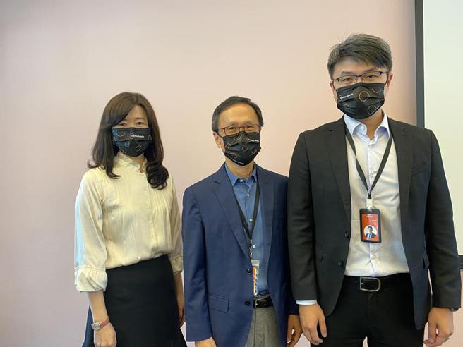 （针对频谱超限应否缴回争议，台湾大哥大26日由技术群资深副总经理暨技术长郭宇泰(图中)、个人用户事业群商务长林东闵(图右)、技术群副总经理吴明东、总经理室副总经理李南玫(图左)共同召开记者会。图／林淑惠）