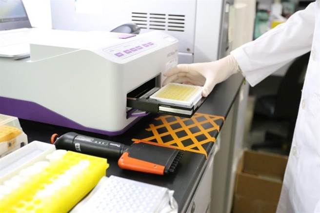 中国医药大学教授蔡嘉哲研究团队，开发「精准类风湿性关节炎之诊断套组」新颖性生物标志物，针对疾病治疗反应，提升检测敏感度及评估。（中医大提供／张妍溱台中传真）