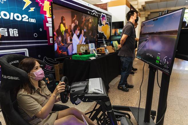 新竹县电竞嘉年华和全国高校杯电竞锦标赛，10月1、2日将在新竹县体育馆展开，现场有电竞赛车等闯关等活动。（罗浚滨摄）