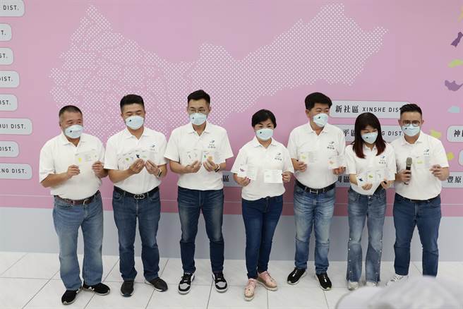 争取连任的台中市长卢秀燕总部开箱，7名竞选总干事排排站，公开募集市民担任「燕子主委」。(卢秀燕竞总提供)