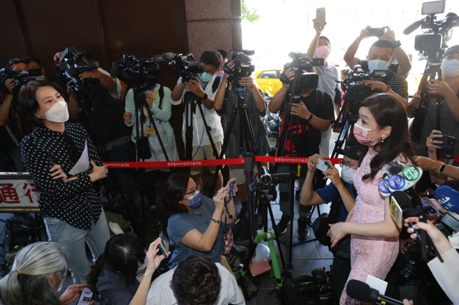 周玉蔻(右)与王鸿薇(左)在北检门口为了前中国小姐被卷入纷争事件大吵。（中时资料照／季志翔摄）