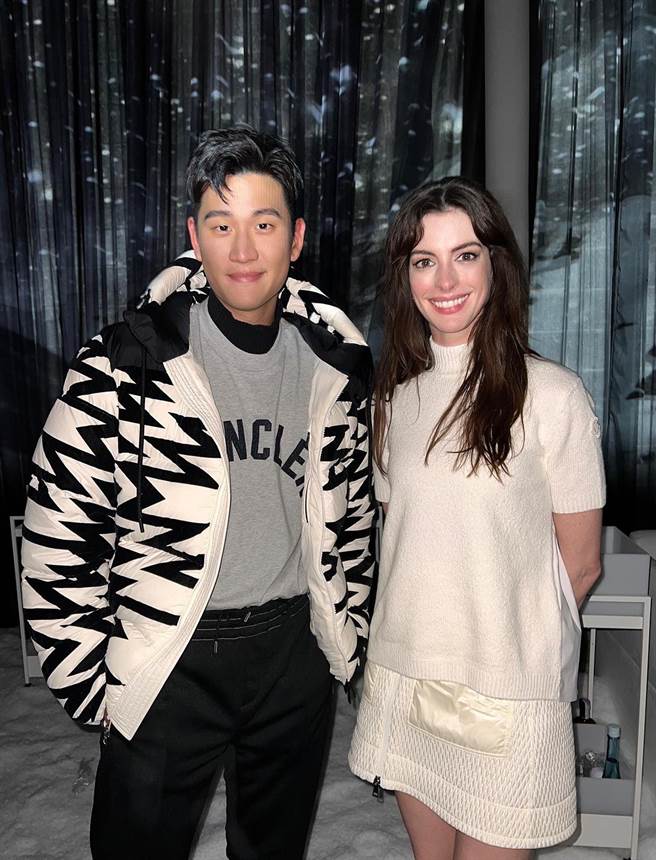 周兴哲（左）在米兰时装周活动上与安海瑟薇相见欢。（MONCLER提供）
