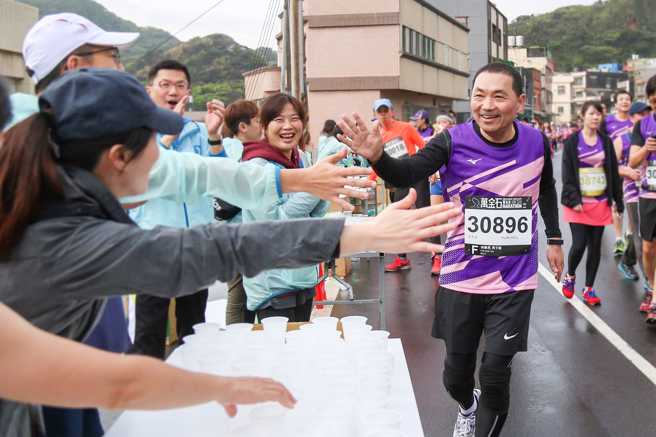 2023新北市萬金石馬拉松將在明年3月19日開跑，新北市長侯友宜也在臉書上推廣「每年都被秒殺的萬金石馬拉松來了！所有愛好路跑的朋友們，跑起來！」。（取自侯友宜臉書）