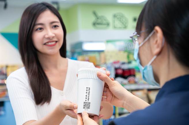 全家「Let’s Café永续杯循环站」响应绿生活，并祭出大眾自备饮料杯可省5元。（全家提供）