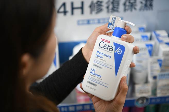 莱雅集团友善环境将美妆、保养品瓶罐上塑胶缩膜减少，改以FSC纸扣环维持包装。（莱雅集团提供）