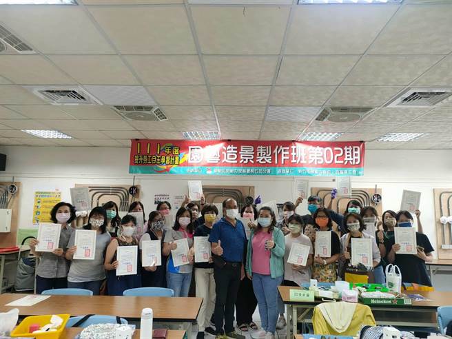 新竹市勞動力援助人員職業工會辦理的「園藝造景製作班」第02期近日結業，有22位學員結訓。（陳育賢攝）