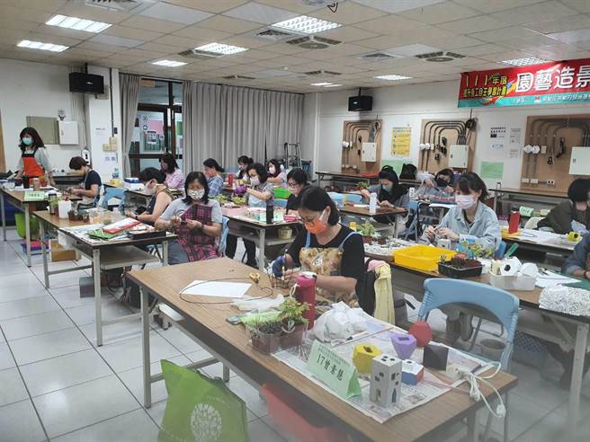 新竹市勞動力援助人員職業工會辦理的「園藝造景製作班」第02期近日結業，有22位學員結訓。（陳育賢攝）