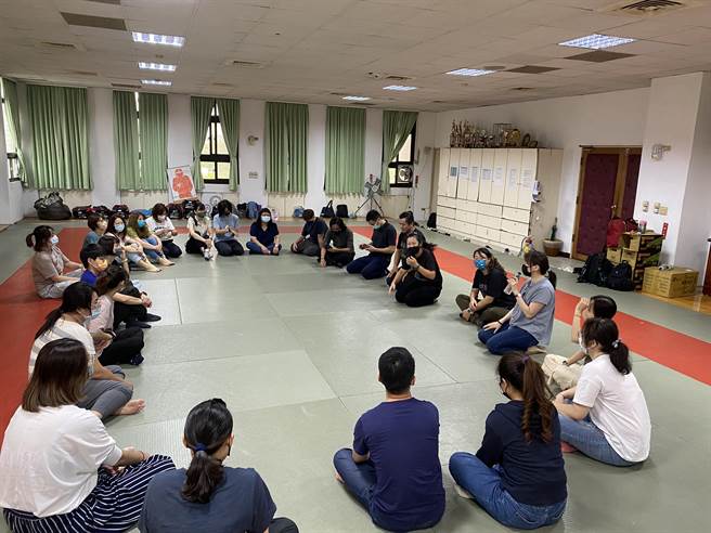 因应明年7月1日曝险少年辅导先行新制，新北市办理「逆风飞行，与高关怀青少年逗阵作伙培训」。（警方提供）