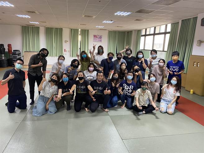 因应明年7月1日曝险少年辅导先行新制，新北市办理「逆风飞行，与高关怀青少年逗阵作伙培训」。（警方提供）