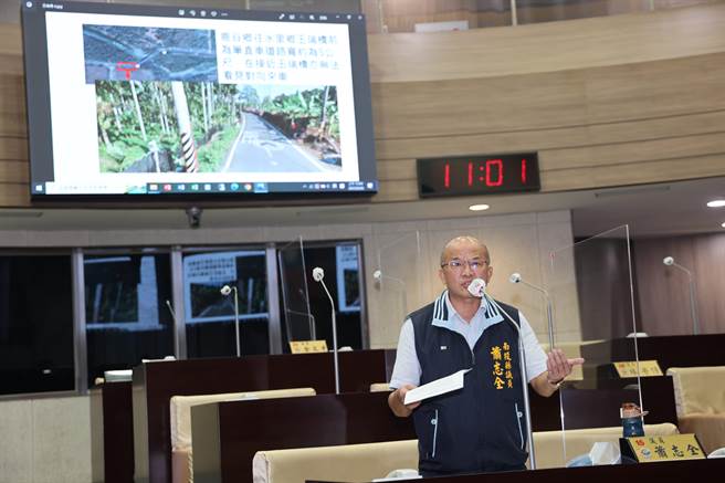 南投县议员萧志全，要求县府加速拓宽玉瑞桥进度。（南投县政府提供／廖志晃南投传真）