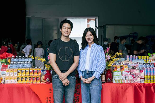 薛仕凌（左）、林予晞合作的影集《死了一个娱乐女记者之后》举行开镜仪式。（镜文学提供）