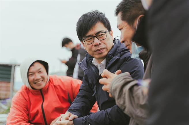 高雄市长陈其迈日前到弥陀视察，听取渔民心声。（柯宗纬翻摄）