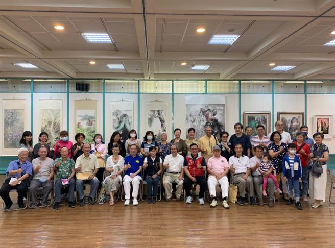 头份市公所艺术馆26日举办苗栗县九阳雅集艺文学会「客庄光华」会员作品联展开幕式。（头份市公所提供／李京升苗栗传真）