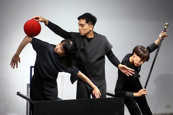 稻草人现代舞团于台北举行发布会。藉由结合来自各地优秀的舞蹈及艺术工作者，突破既有的舞蹈编创、表演概念及制作模式，以观察生活、表现人性、关怀生命、反观人生、省思社会为题展现独树一格的演出风格。（邓博仁摄）