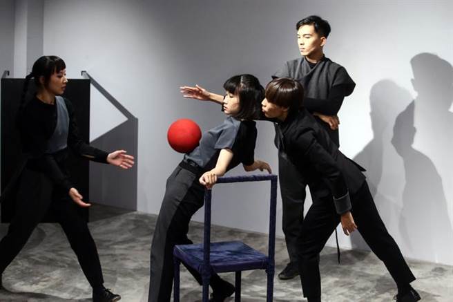 稻草人现代舞团于台北举行发布会。藉由结合来自各地优秀的舞蹈及艺术工作者，突破既有的舞蹈编创、表演概念及制作模式，以观察生活、表现人性、关怀生命、反观人生、省思社会为题展现独树一格的演出风格。（邓博仁摄）