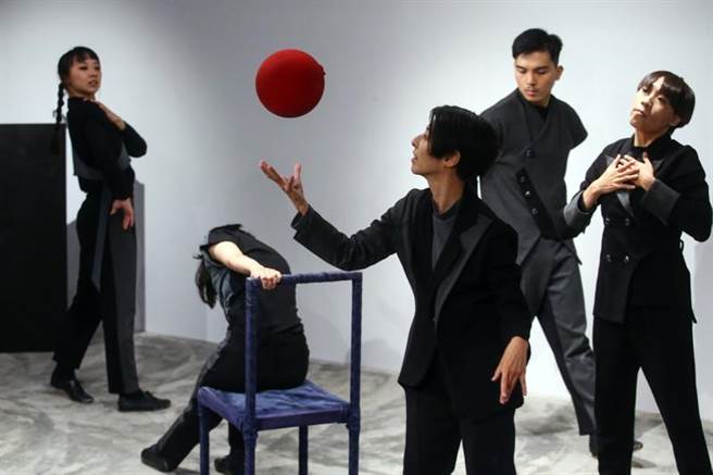 稻草人现代舞团于台北举行发布会。藉由结合来自各地优秀的舞蹈及艺术工作者，突破既有的舞蹈编创、表演概念及制作模式，以观察生活、表现人性、关怀生命、反观人生、省思社会为题展现独树一格的演出风格。（邓博仁摄）