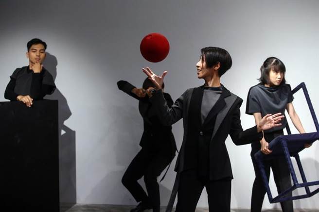 稻草人现代舞团于台北举行发布会。藉由结合来自各地优秀的舞蹈及艺术工作者，突破既有的舞蹈编创、表演概念及制作模式，以观察生活、表现人性、关怀生命、反观人生、省思社会为题展现独树一格的演出风格。（邓博仁摄）