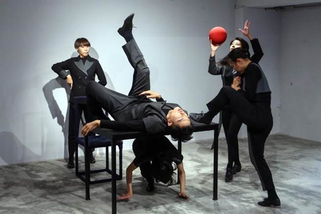 稻草人现代舞团于台北举行发布会。藉由结合来自各地优秀的舞蹈及艺术工作者，突破既有的舞蹈编创、表演概念及制作模式，以观察生活、表现人性、关怀生命、反观人生、省思社会为题展现独树一格的演出风格。（邓博仁摄）