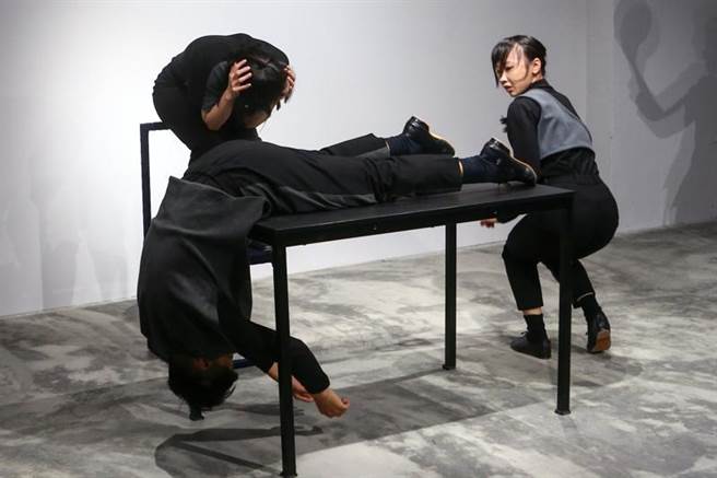 稻草人现代舞团于台北举行发布会。藉由结合来自各地优秀的舞蹈及艺术工作者，突破既有的舞蹈编创、表演概念及制作模式，以观察生活、表现人性、关怀生命、反观人生、省思社会为题展现独树一格的演出风格。（邓博仁摄）