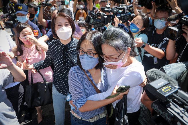 张淑娟（右1）26日在国民党台北市议员王鸿薇（右3）陪同下到北检提告周玉蔻（左1）的不实指控，离去时周玉蔻突现身北检外。（中央社）