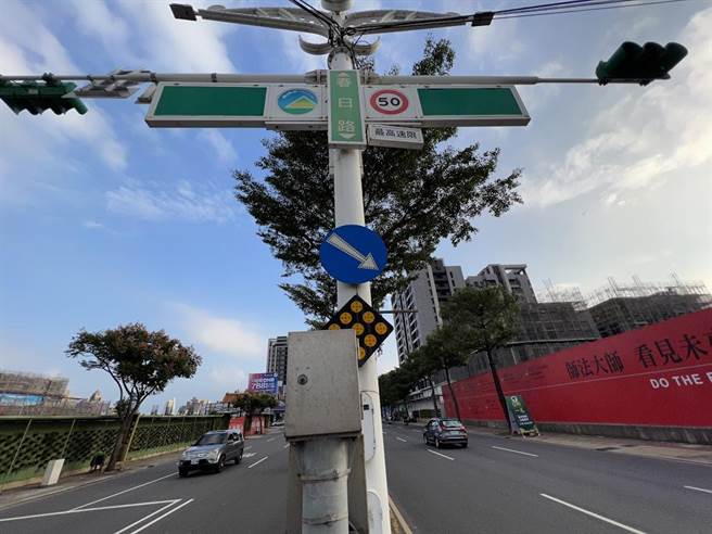 台4線桃園區春日路左右兩邊是小檜溪重劃區，過去在公路總局時代未完成土地過戶，處於已徵收、未完成的狀態長達近半世紀。（蔡依珍攝）