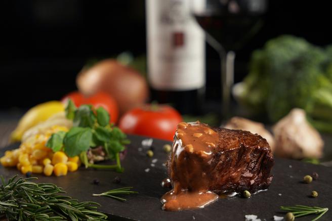 君品酒店云轩西餐厅的顶级菲力牛排。（君品酒店提供）