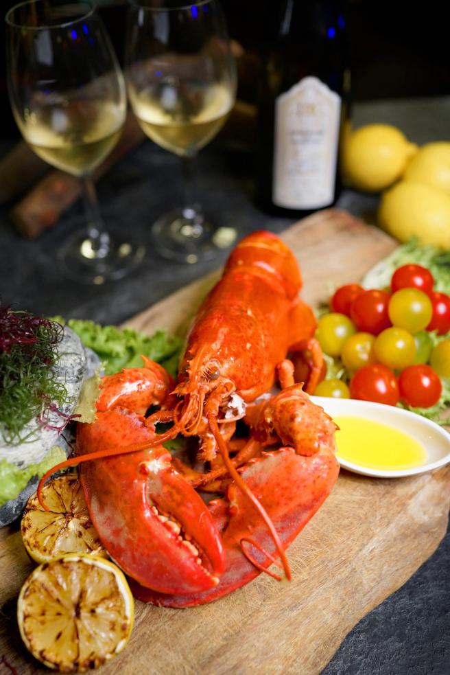 云轩西餐厅的加拿大活龙虾。（君品酒店提供）
