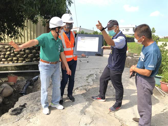 市议员吴敏济26日邀各单会勘施工进度，预计10月15日完工。（市议员吴敏济提供）