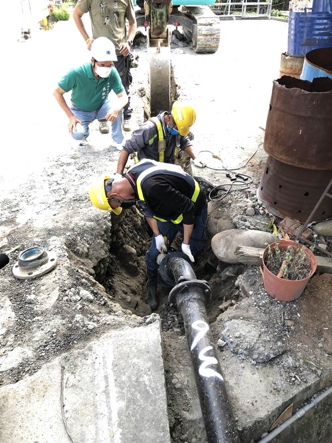 市议员吴敏济26日邀各单会勘施工进度，预计10月15日完工。（市议员吴敏济提供）