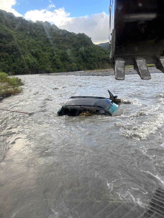 1辆休旅车在撤离时，惨遭湍急溪水冲走，所幸车内驾驶幸运逃出。（民眾提供）