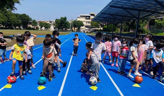扎根台中足球，迷你足球巡迴教学。(台中市政府提供)